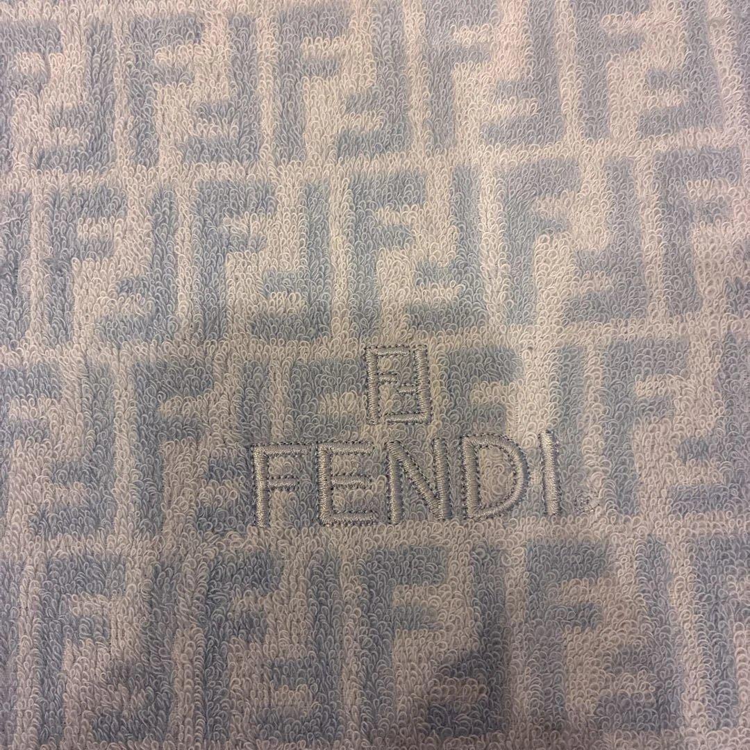 新品未使用‼︎FENDI バスタオル 水色 ロゴ入り - メルカリ