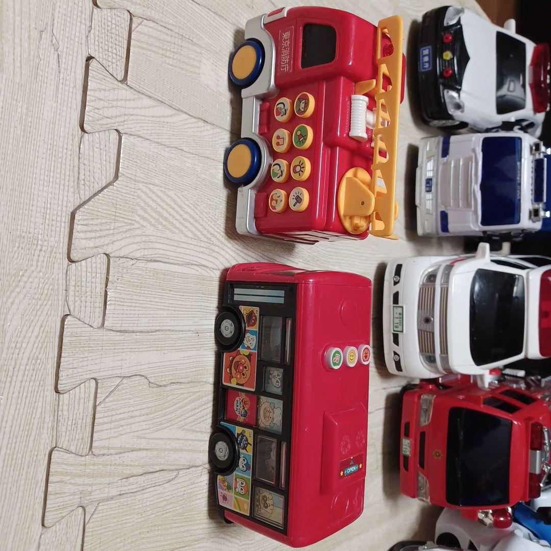 消防車、救急車、はしご車、パトカー、白バイ、ゴミ収集車、バスの計10