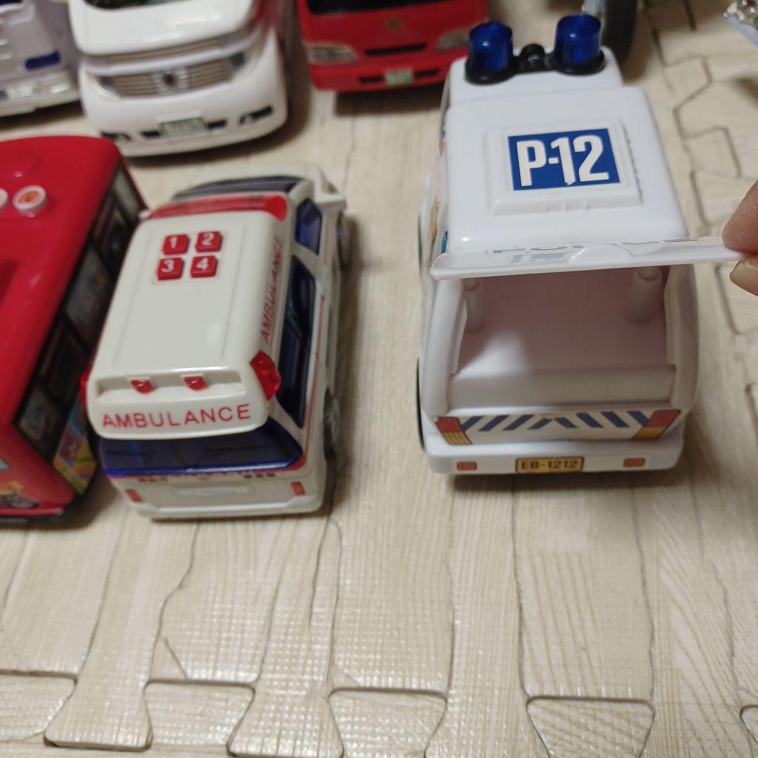 消防車、救急車、はしご車、パトカー、白バイ、ゴミ収集車、バスの計10
