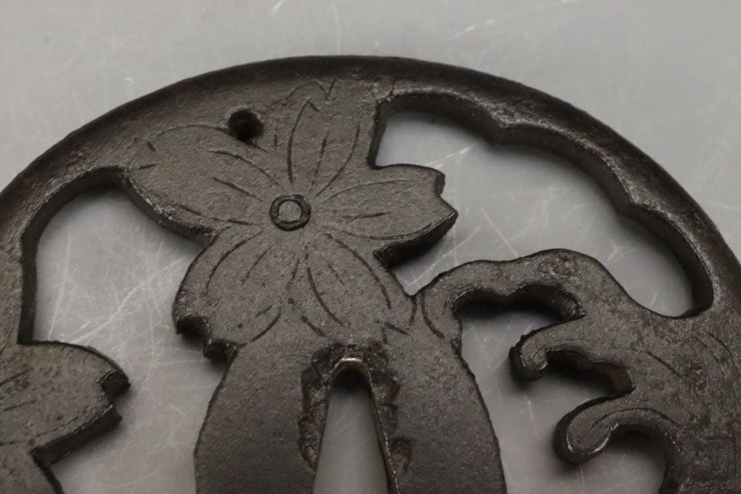 無銘 土佐明珍 波濤桜花透鐔 障泥形 鉄地 地透毛彫 丸耳 保存刀装具鑑定書
