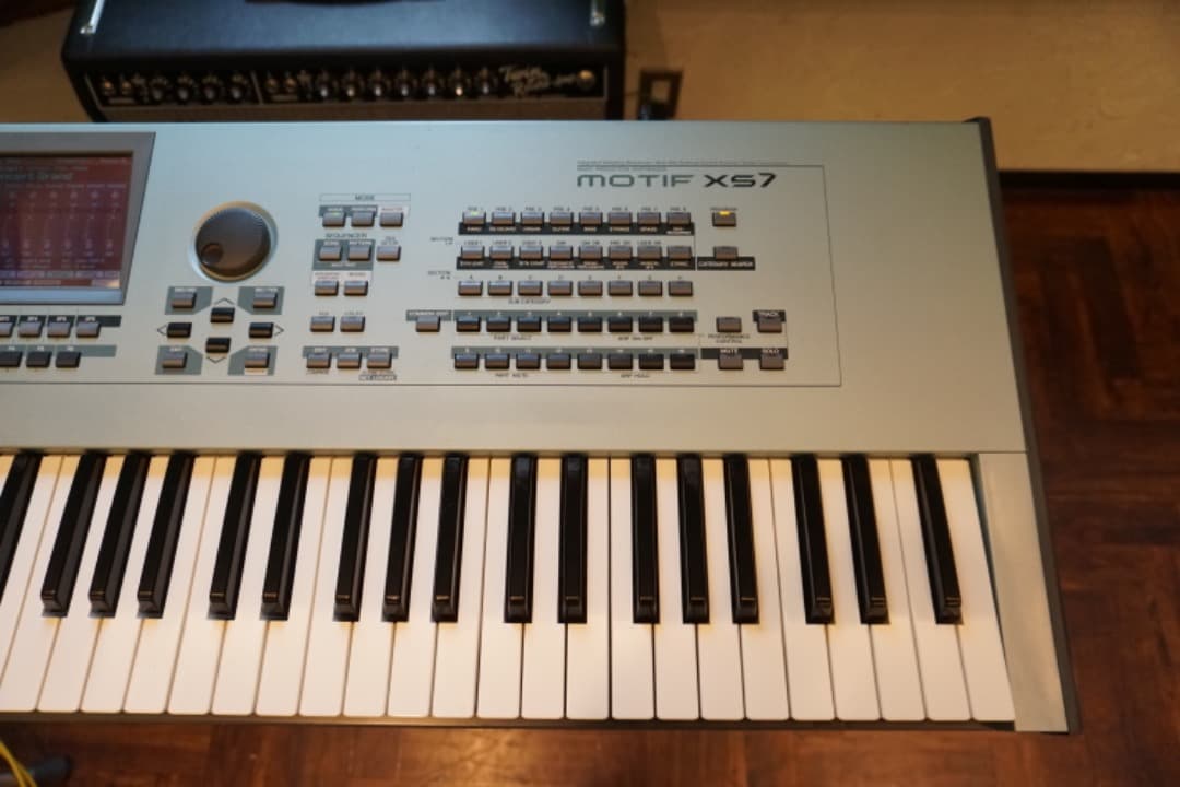 YAMAHA MOTIF XS7 シンセサイザー76鍵（純正ハードケース付）