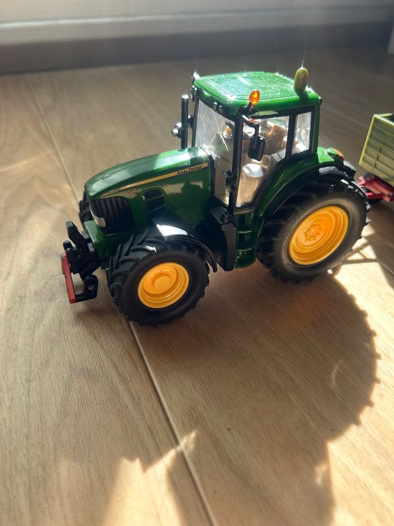 ジョンディア　JOHN DEERE トラクター　1/32 ミニカー　ジク　 牽引