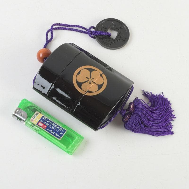 時代提げ物 黒漆 三つ葉葵蒔絵 印籠 薬入 根付 緒締め玉 C 9455 - メルカリ