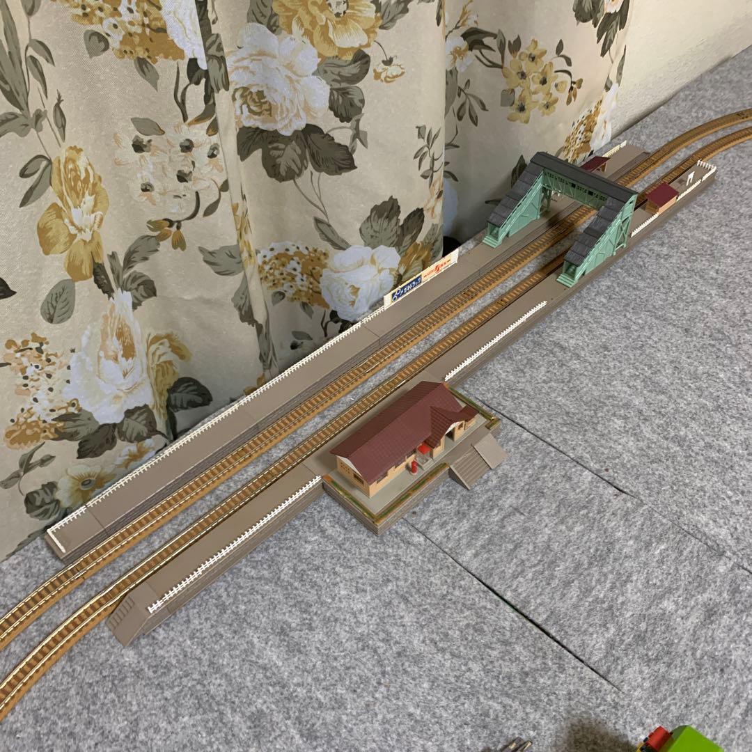 Nゲージ　トミックス製　跨線橋と機関庫のある複線ローカルレイアウトセット！