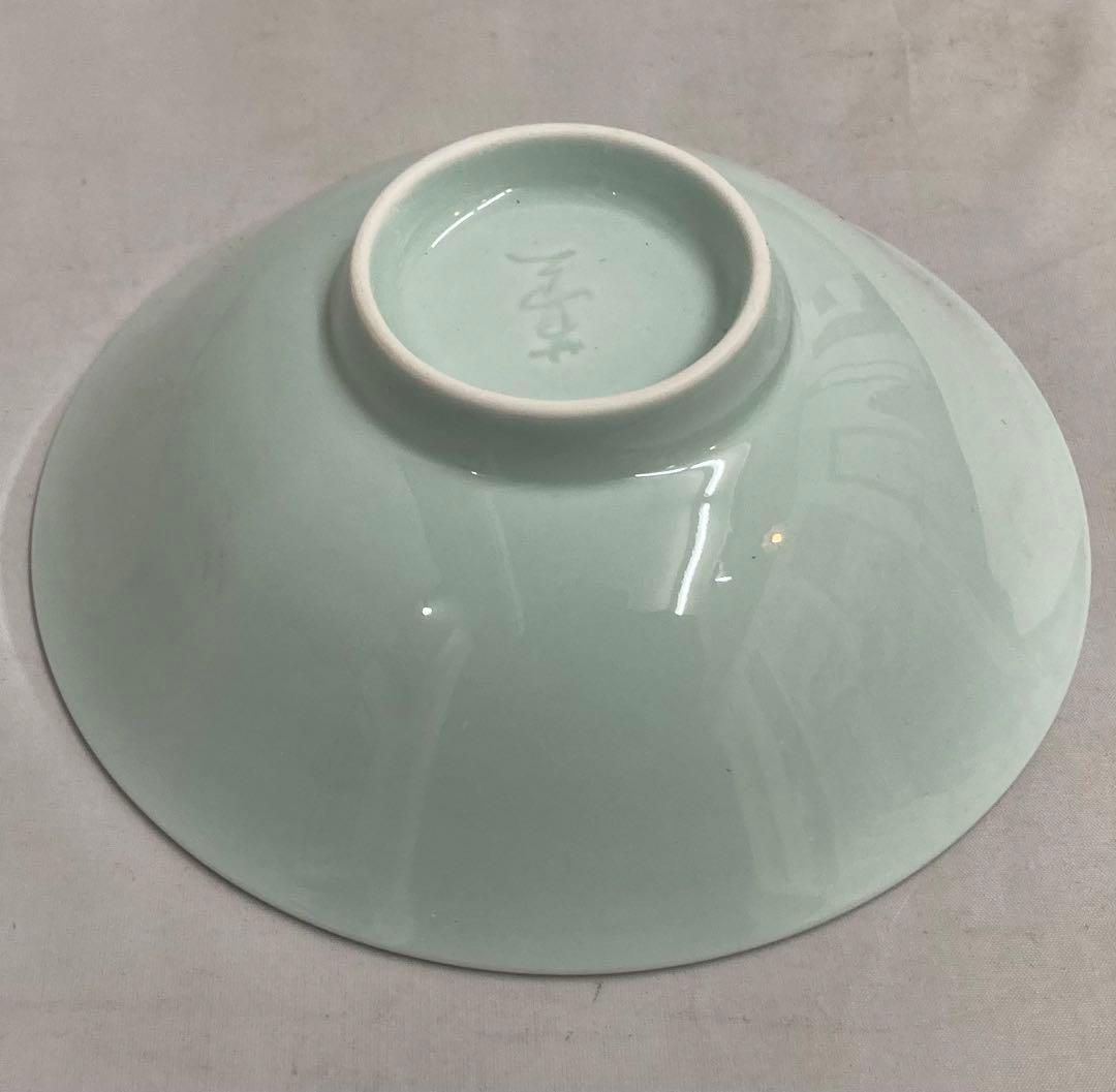 B139b  井上萬二　青白磁彫椿見込平茶碗　彫銘在　深皿　向付 箱は無し