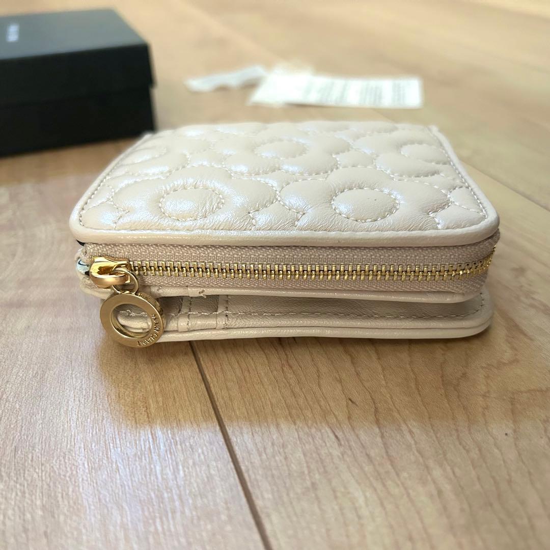 【新品未使用】マリークワント キルトフォームデイジー 二つ折りウォレットベージュ