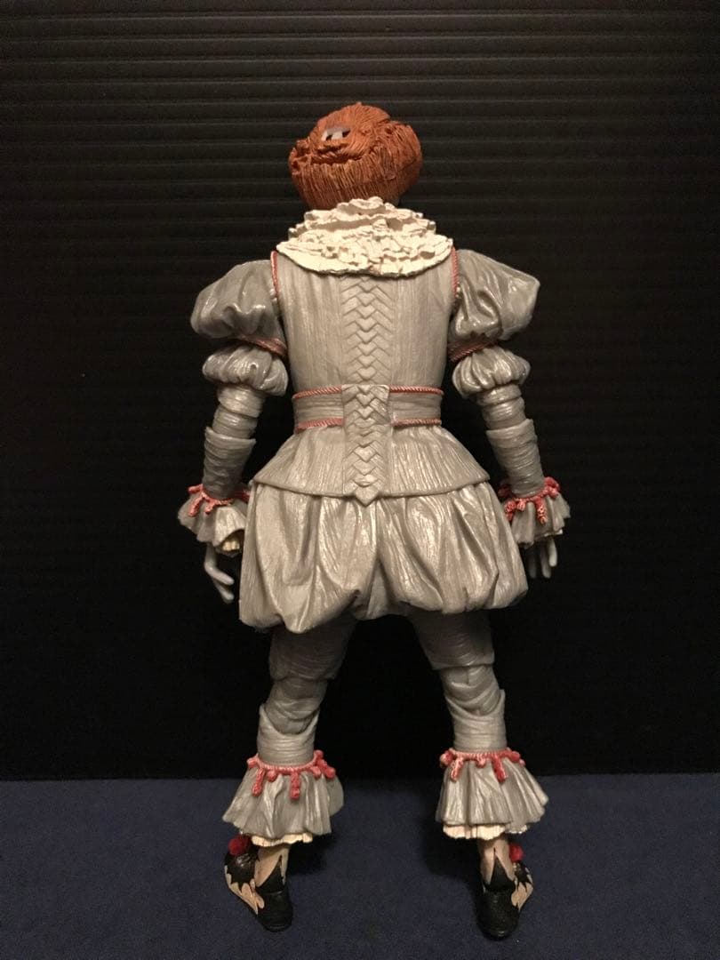 NECA アルティメットペニーワイズ ザ・ダンシング・クラウン フィギュア