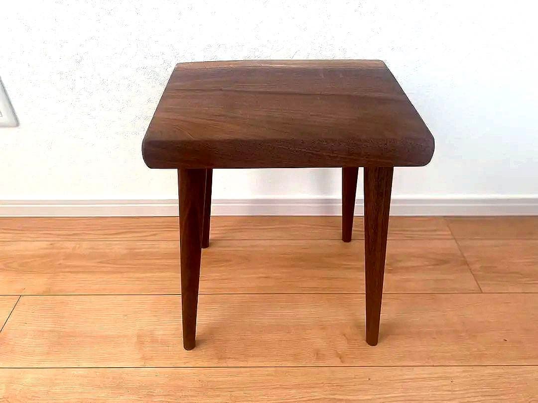 ブラックウォールナットの耳付きスツール