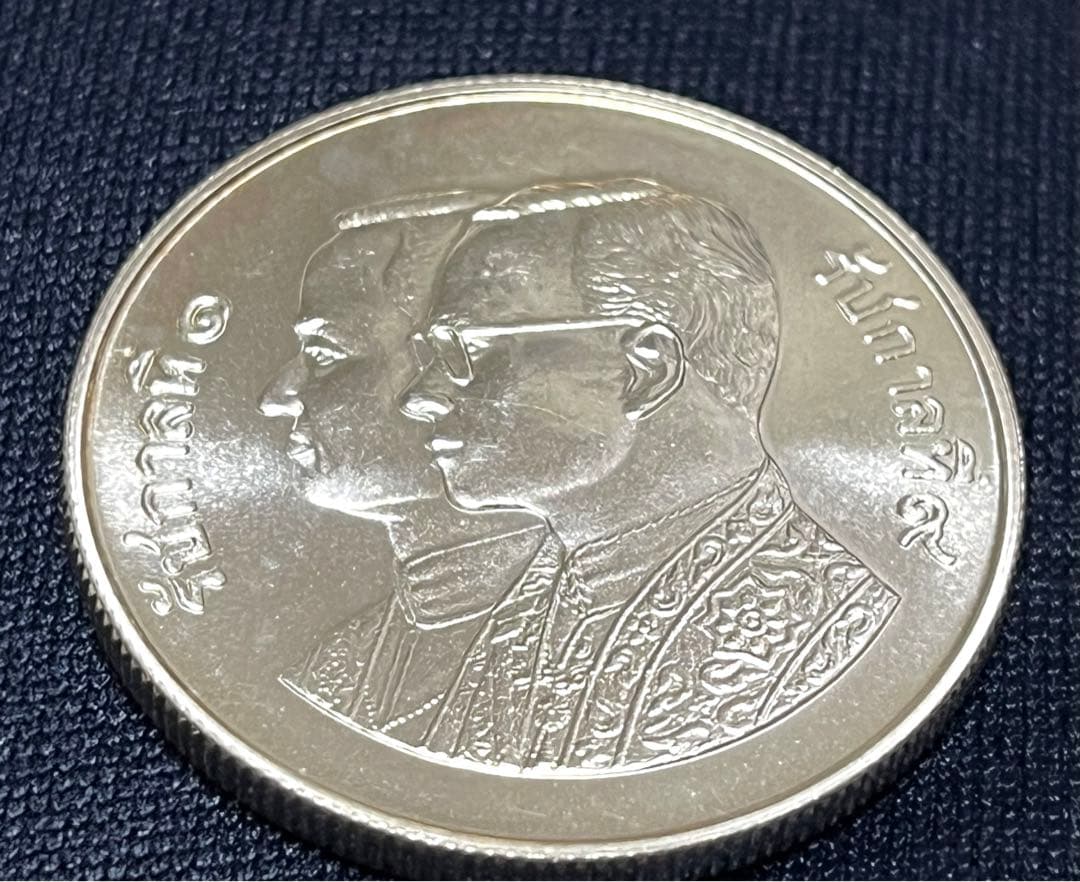 タイ 200年記念 600バーツ銀貨 未使用 - メルカリ