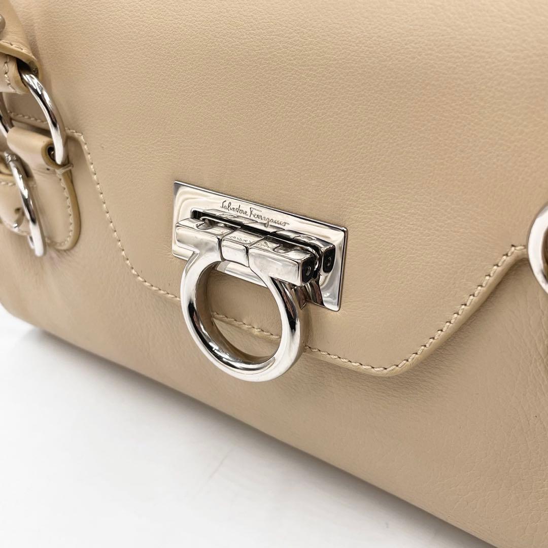 極美品● フェラガモ ハンドバッグ ガンチーニ 金具 ベージュ レザー
