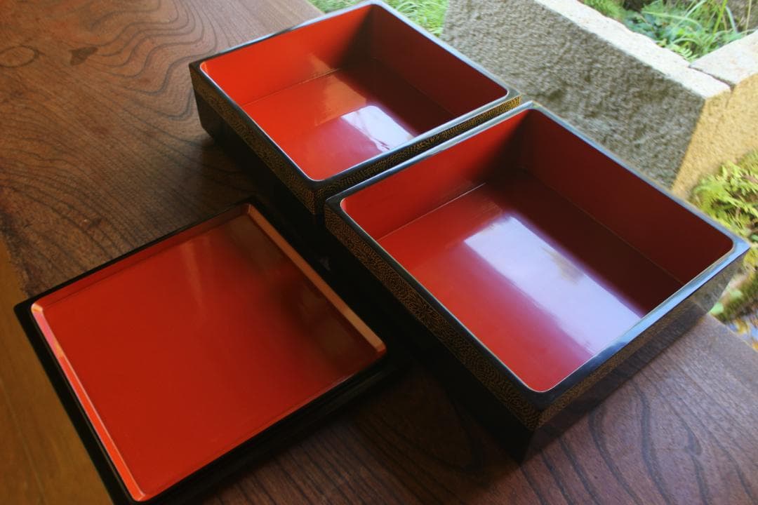 デッドストック！上質内朱黒漆に極上菊沈金の映える輪島塗二段重（検重箱お重