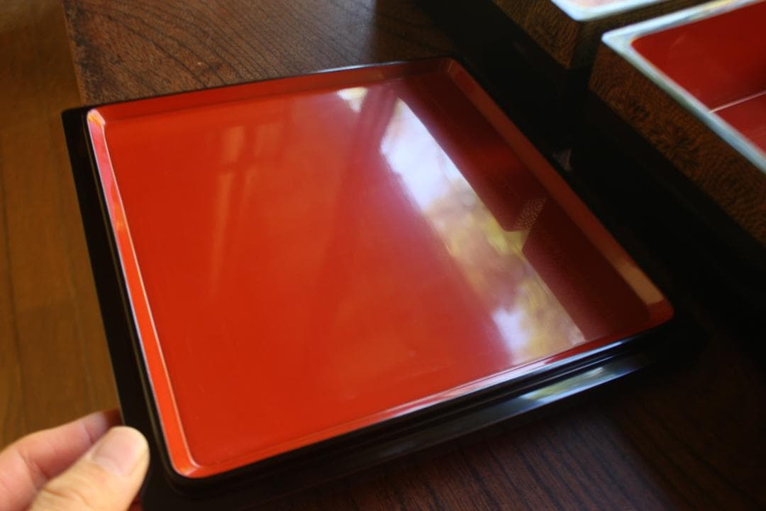 デッドストック！上質内朱黒漆に極上菊沈金の映える輪島塗二段重（検重箱お重