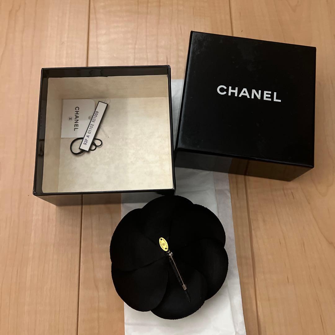 ぬ*ッ様 CHANEL ブラック ブローチ 箱付き　9.5cm