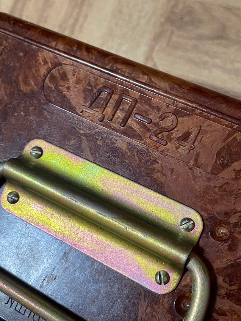 旧ソ連軍、ベークライト製の箱、（線量計ДП-24用）箱のみです！！