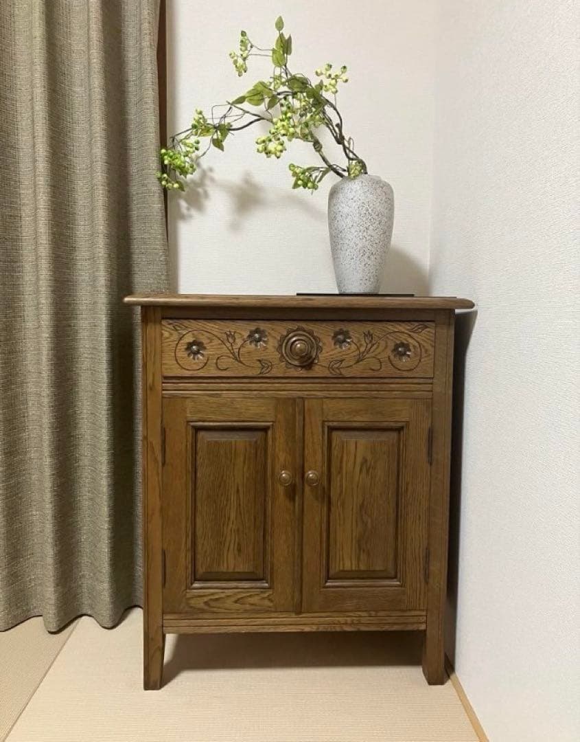 木製彫刻入りキャビネット｜木製彫刻入りキャビネット スタッズ