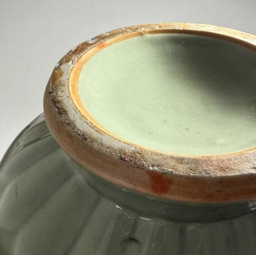 清時代・景徳鎮窯】青磁牡丹唐草紋双耳瓶