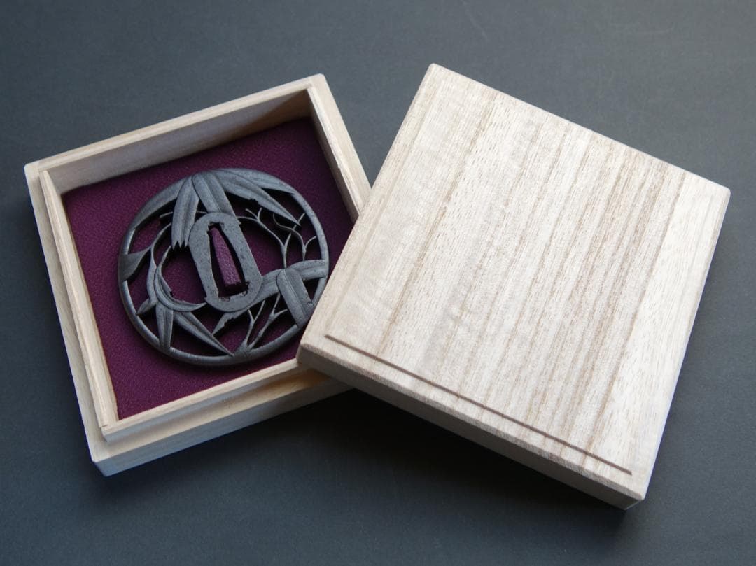 赤坂 鍔 鐔 刀装具 武具 骨董【在銘 武州住忠時 風竹透鍔】(鍔箱付き)