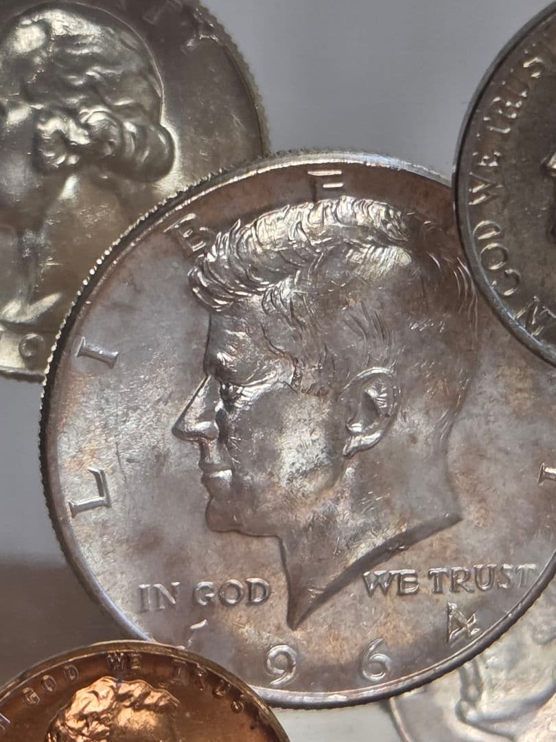 お土産品) アメリカ 銀貨入り置き物 1964年銘 - メルカリ