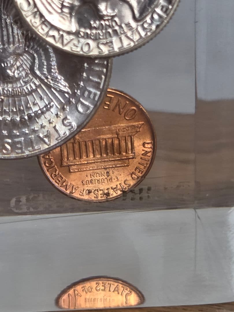 お土産品) アメリカ 銀貨入り置き物 1964年銘 - メルカリ