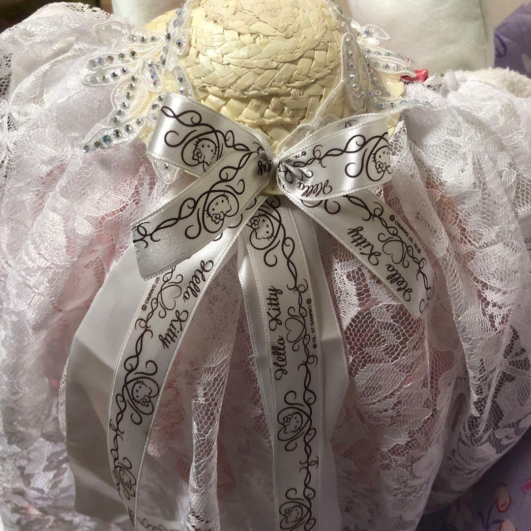 Hello kitty 優雅な古いウェディングドレスを着て