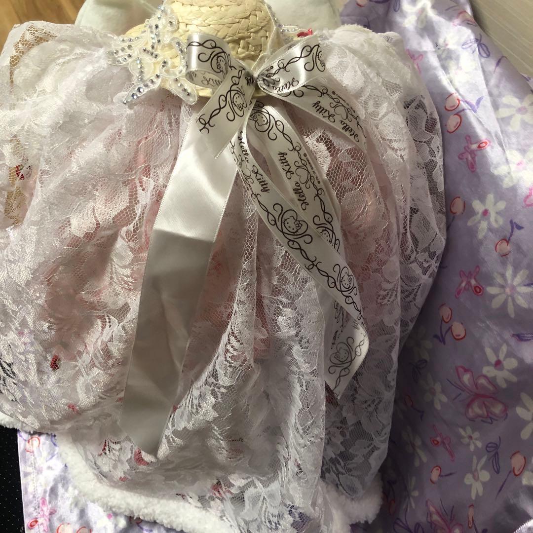 Hello kitty 優雅な古いウェディングドレスを着て