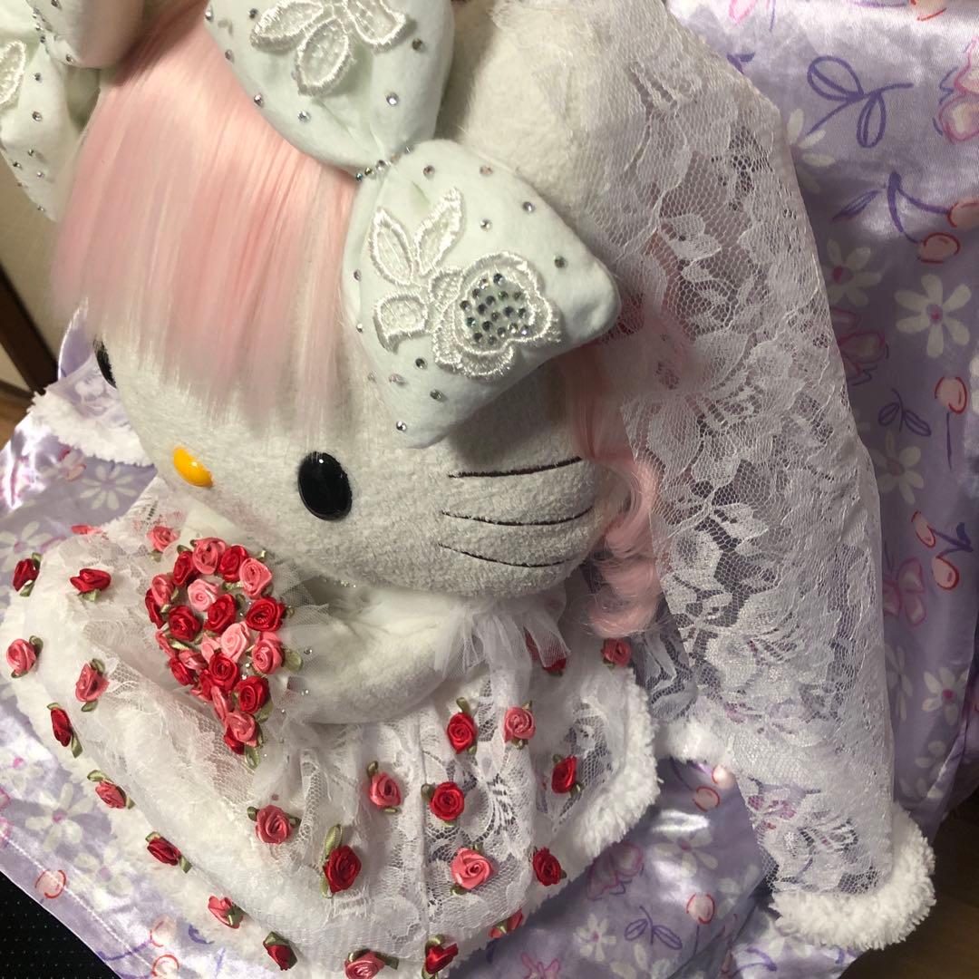 Hello kitty 優雅な古いウェディングドレスを着て