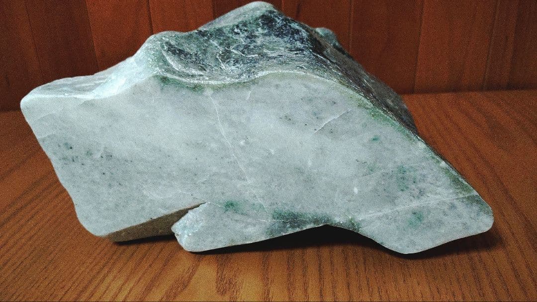 ☆翡翠原石☆糸魚川硬玉【小滝・転石・底カット226g】