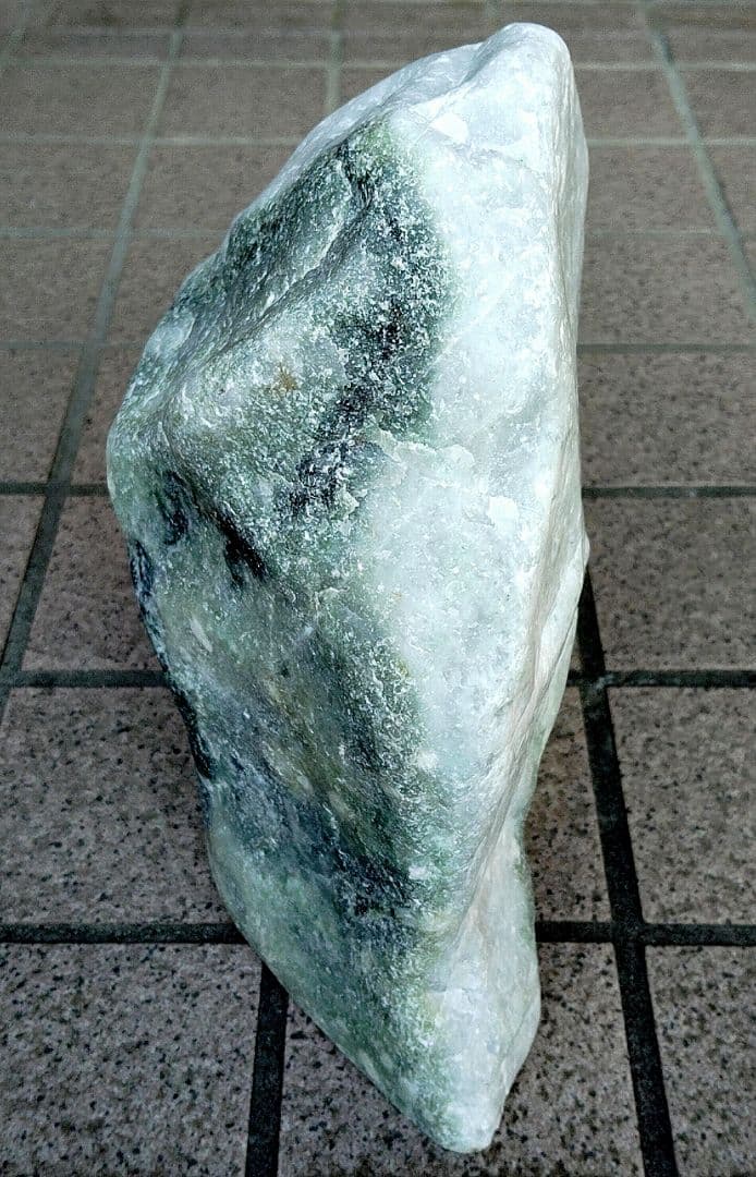 ☆翡翠原石☆糸魚川硬玉【小滝・転石・底カット226g】