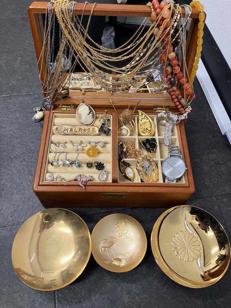 遺品整理 指輪 ネックレス イヤリング 腕時計 ブローチ カフス 金盃の