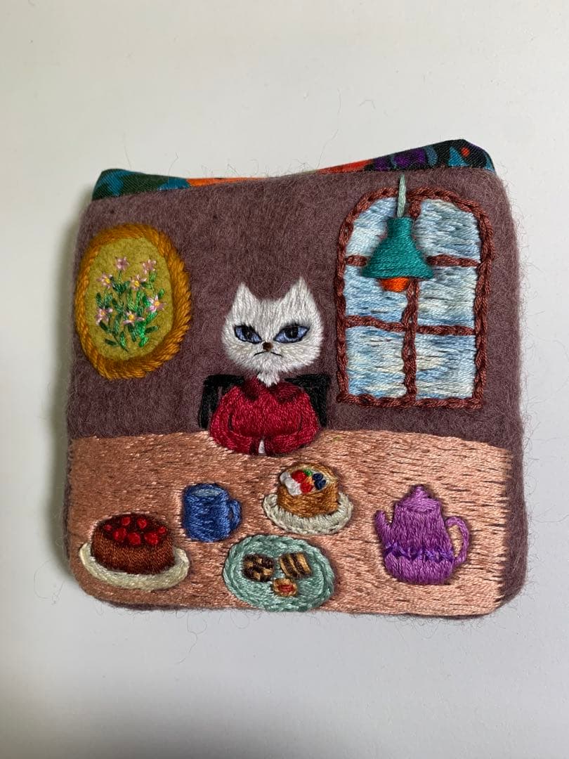 猫さんのティーブレイク　羊毛フェルト生地のポーチ