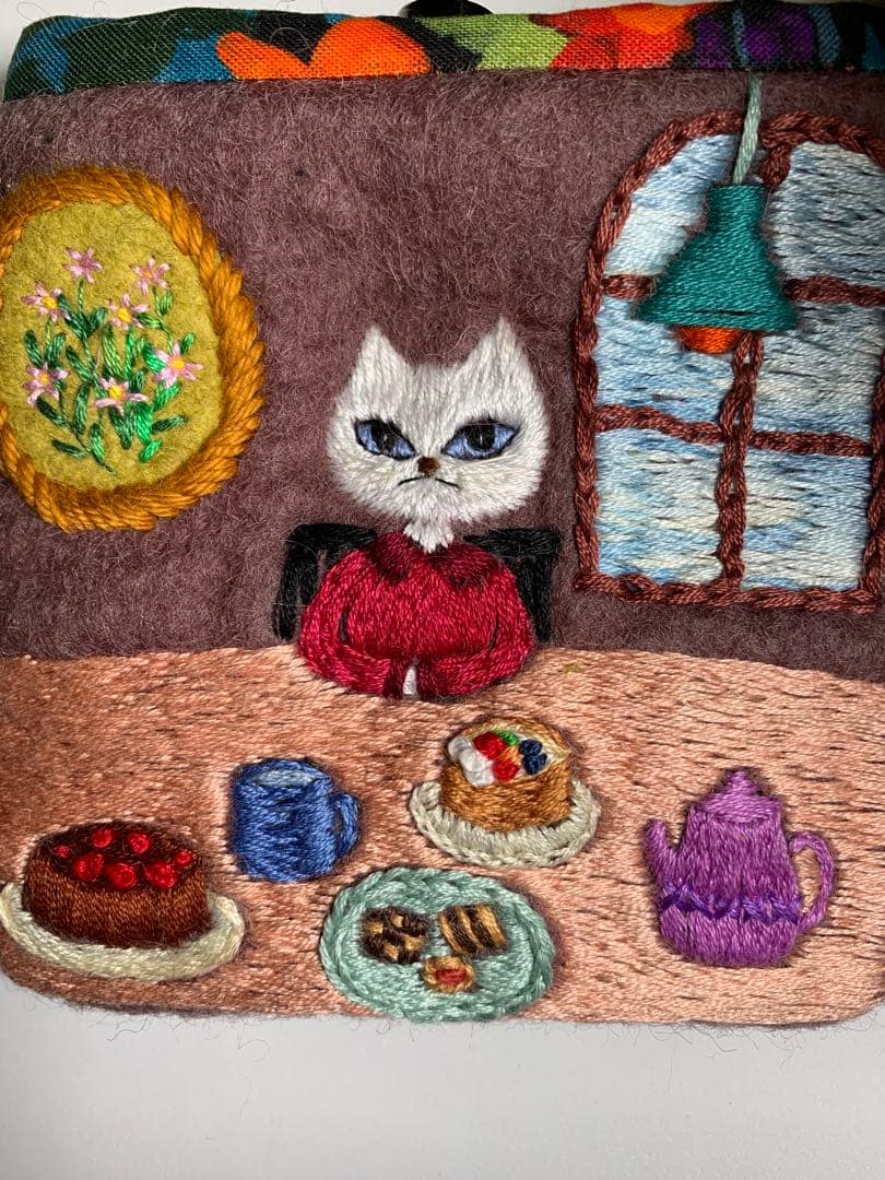 猫さんのティーブレイク　羊毛フェルト生地のポーチ