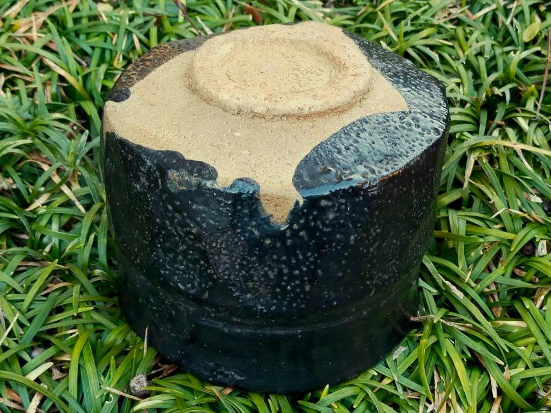 ♥美濃焼　織部黒　茶碗　桐箱　仕覆付き　引出黒　瀬戸黒　骨董品