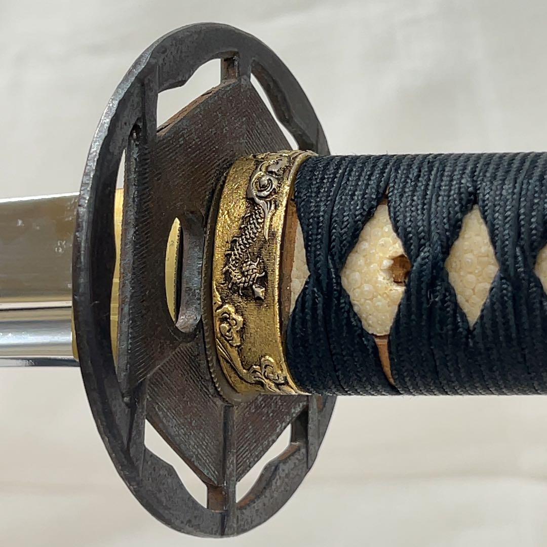 【模造刀】太刀 鉄鍔 透かし樋入り 全長102.0センチ 日本刀 刀剣 黒鞘