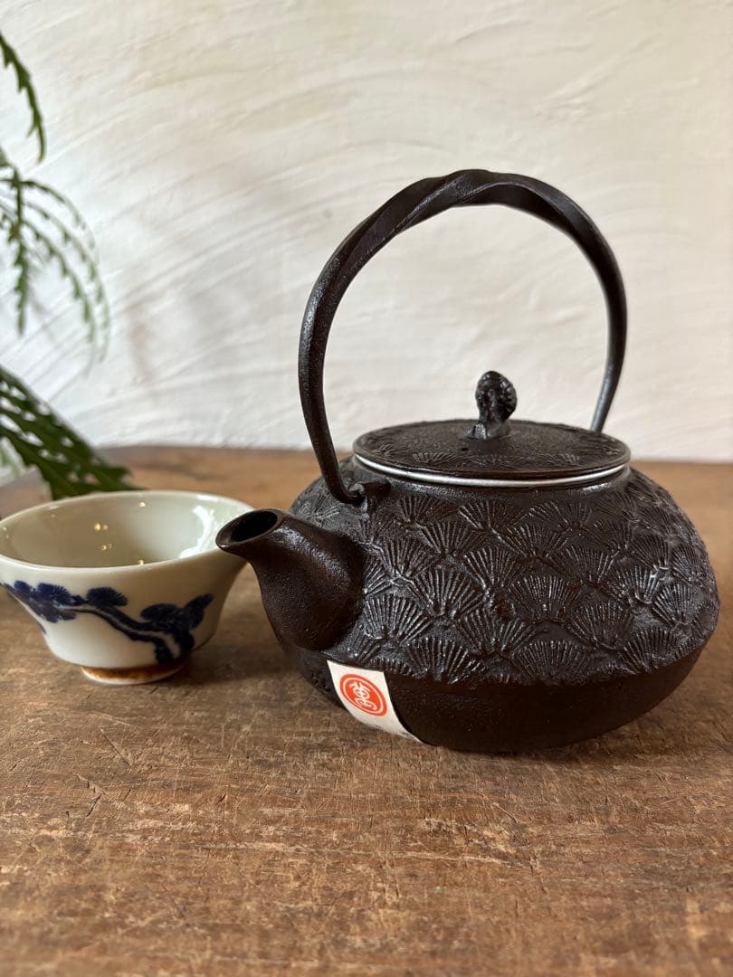 南部鉄器　鉄瓶　急須　松葉　未使用 鉄瓶急須 松葉 0.5L あい色 | 田舎暮らし屋｜南部鉄器通販.com