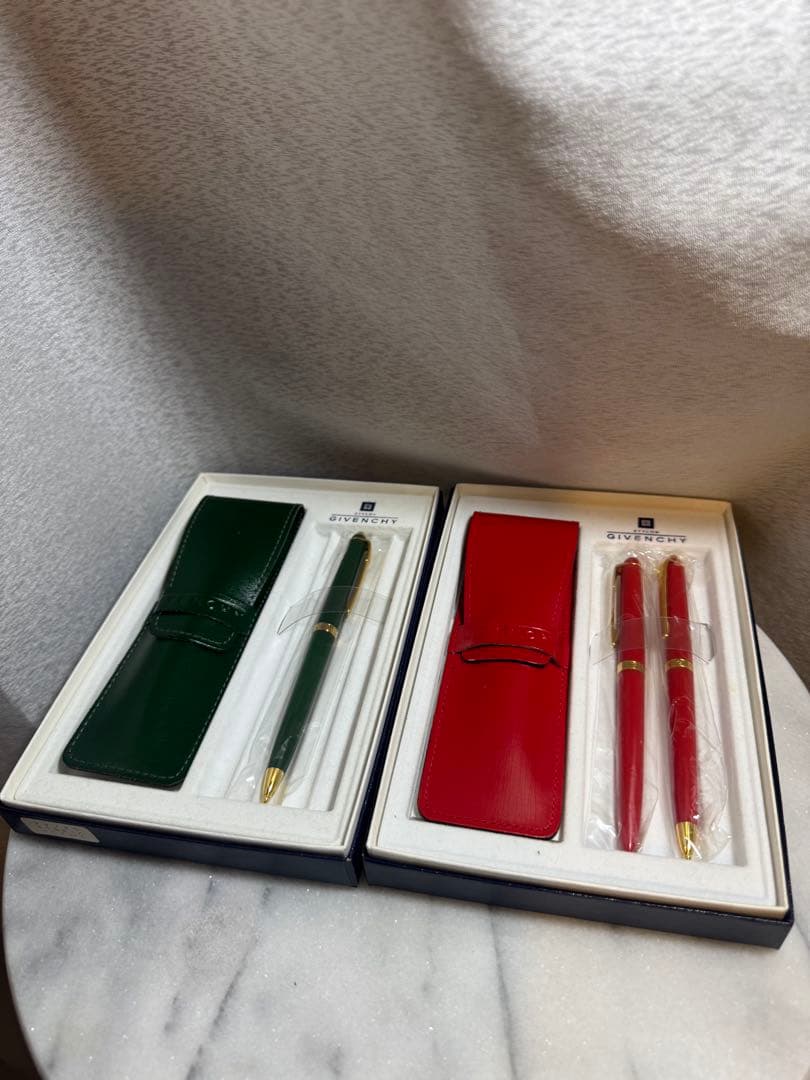 Givenchy 記念ギフトセット　赤＆緑　未使用保存品 Givenchy 記念ギフトセット 赤＆緑 未使用保存品