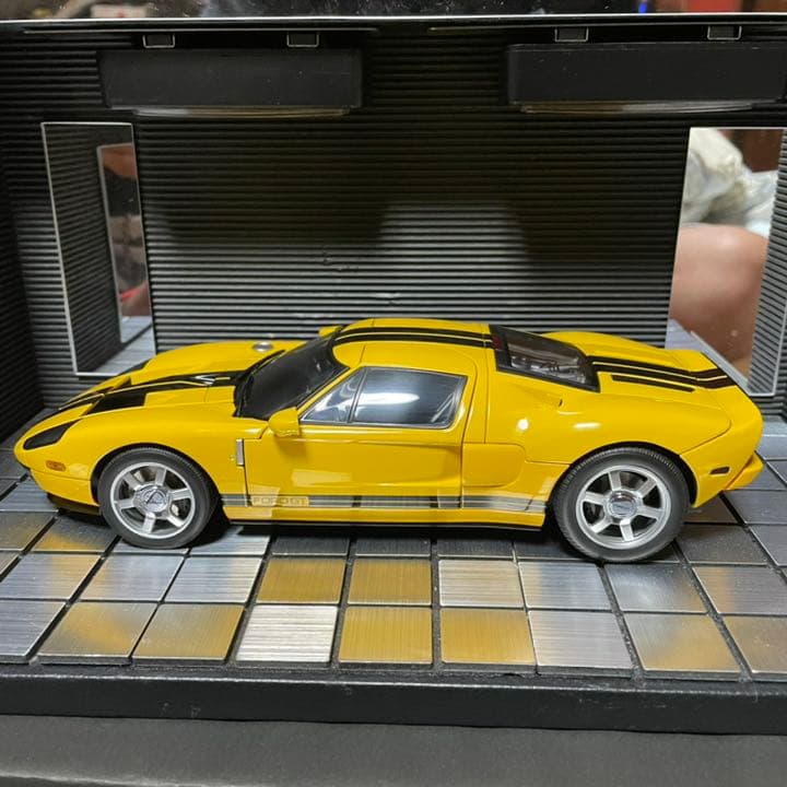 未展示品オートアート1/18フォードGT 2004 イエロー/ブラックストライプ