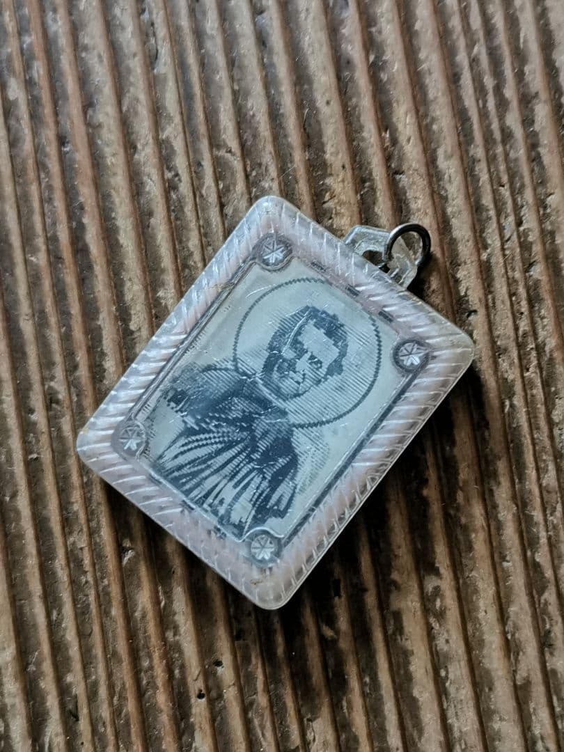 アンティーク 聖母子像と聖人 レンチキュラー桜色チャーム 銀鎖＆革