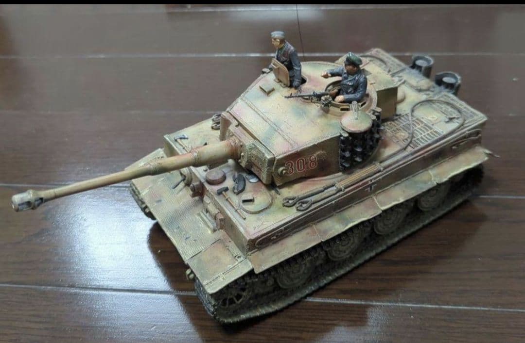 タミヤプラモデル ①Ⅳ号戦車H型1完成品 ②タイガーⅠ後期生産型完成品