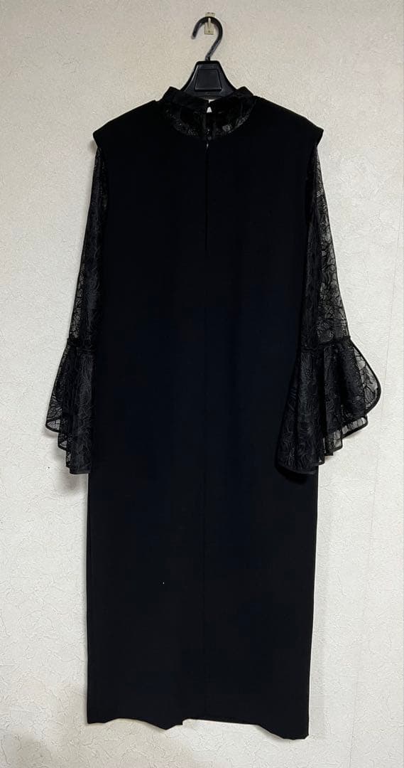 ブラックレーススリーブドレス
