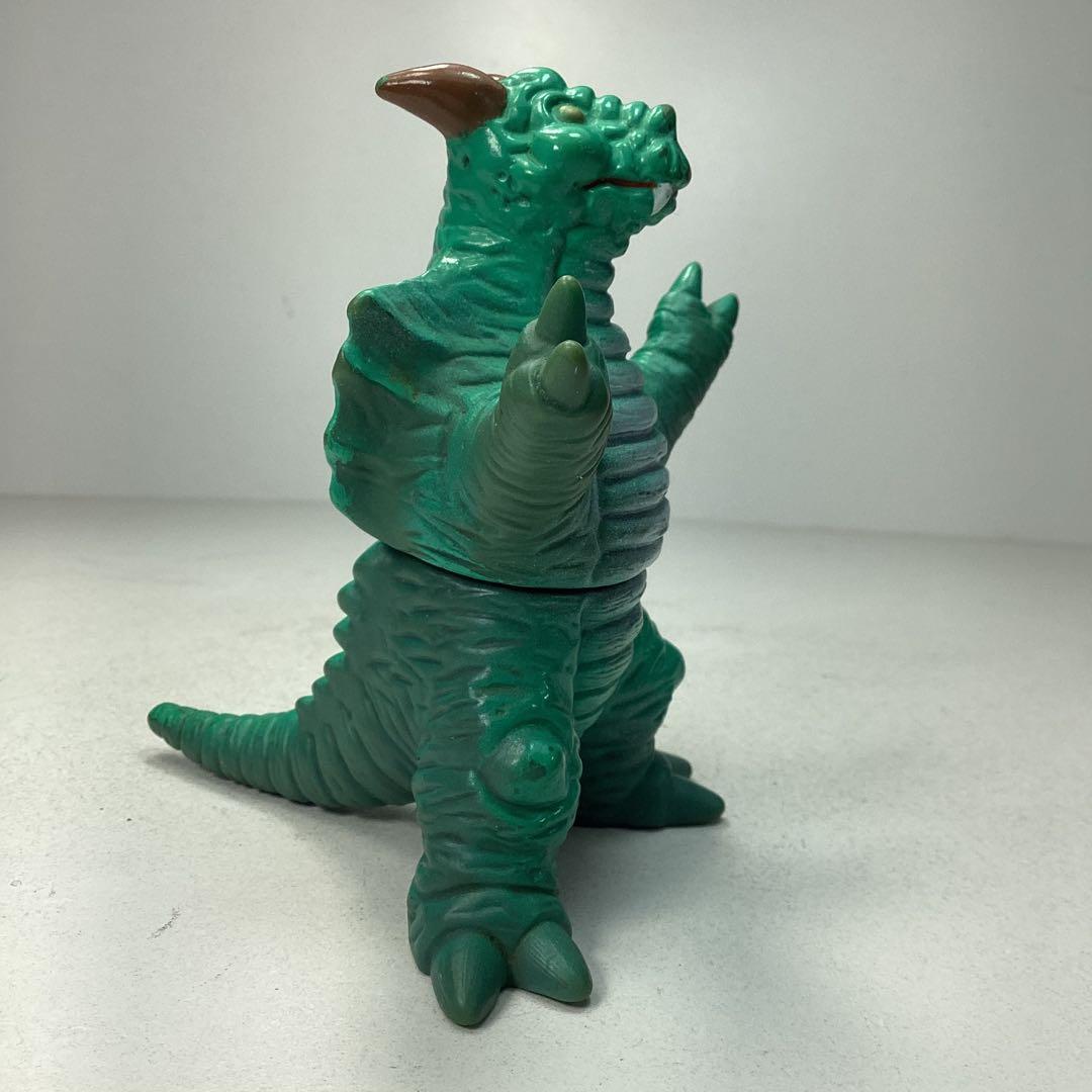 昭和レトロ』無版権 パチ怪獣 ソフビ - メルカリ