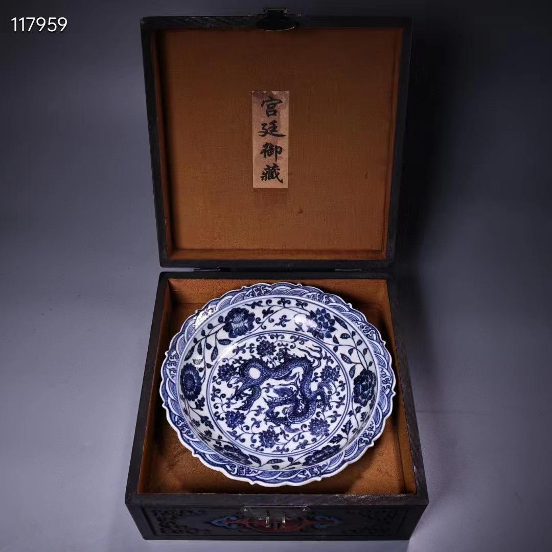 中国古美術・珍蔵收・藍釉青花龍図陶磁器皿・青花瓷器・陶芸・純