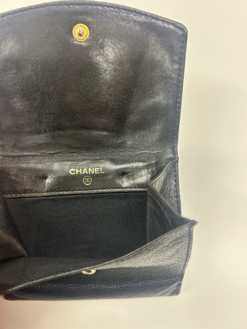 CHANEL シャネル 黒 キャビアスキン 折り財布 ロゴ入り レディース