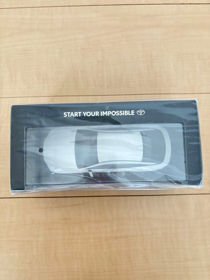 トヨタCROWN 1/30ミニカー ホワイト　新品　未開封