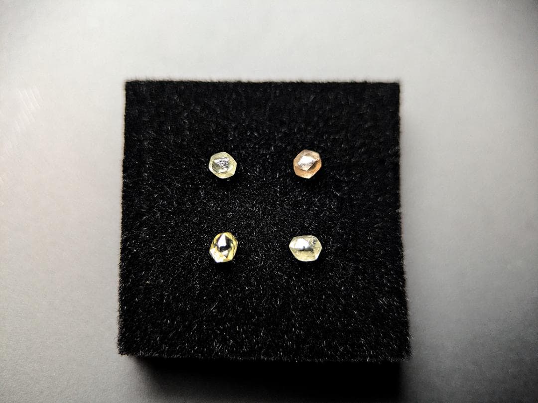 蛍光ダイヤモンド原石4色セット 計0.411カラット ボツワナ産