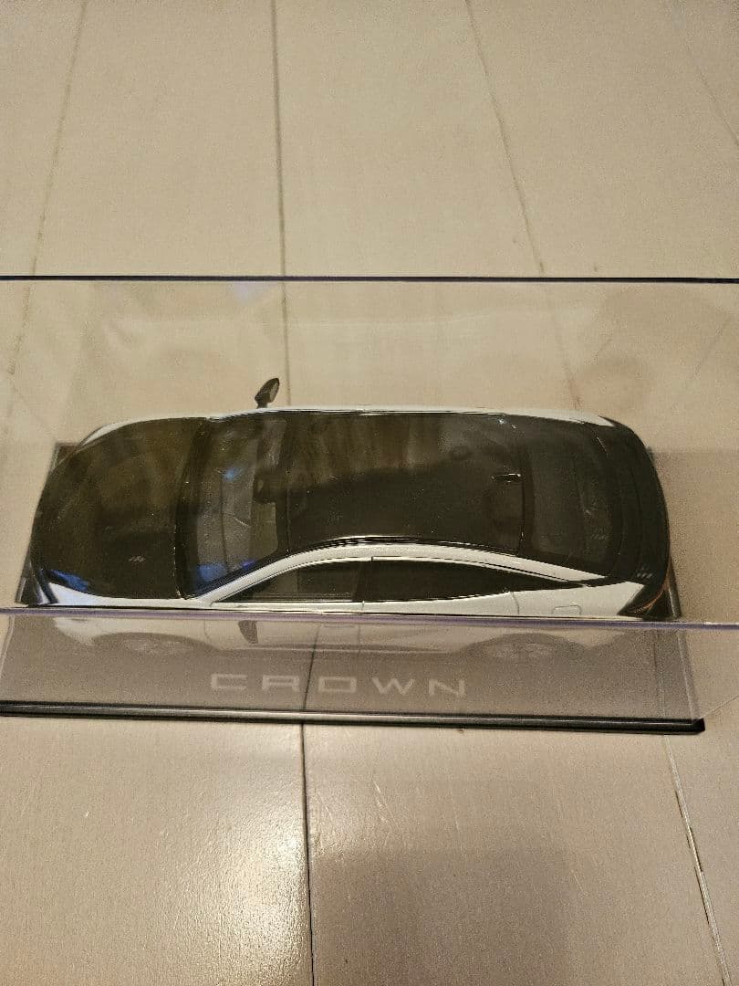 CROWNクロスオーバー ミニカー ホワイト/ブラックツートンカラー　30分の1