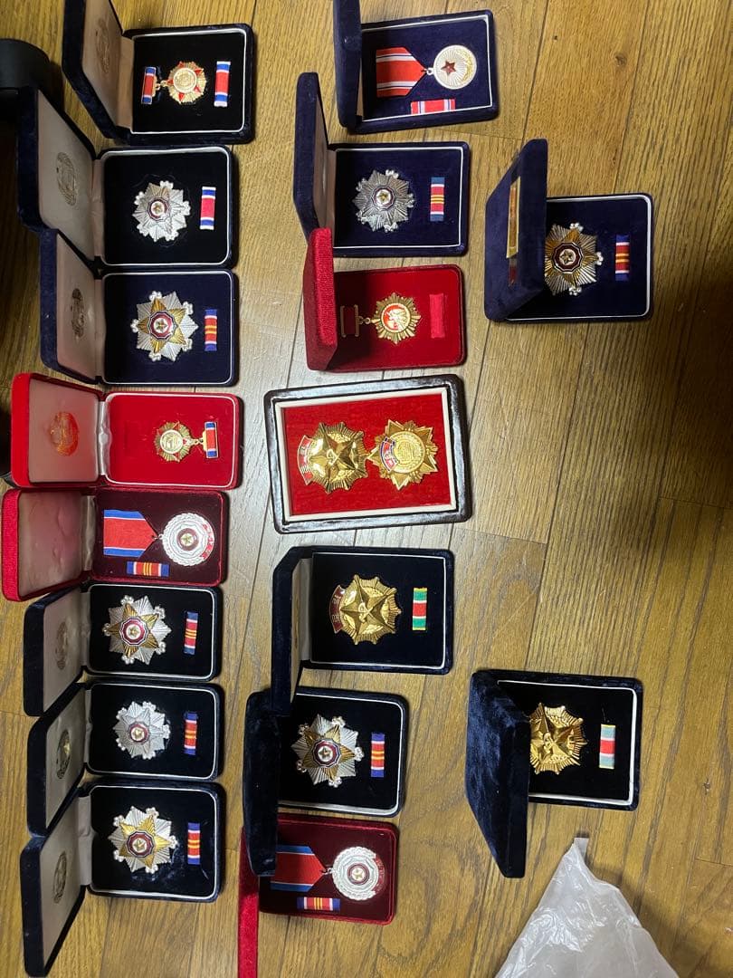 ド*ス様 北朝鮮　勲章メダル 北朝鮮 勲章 Amazon.co.jp: 北朝鮮 共和国英雄 金星メダル レプリカ