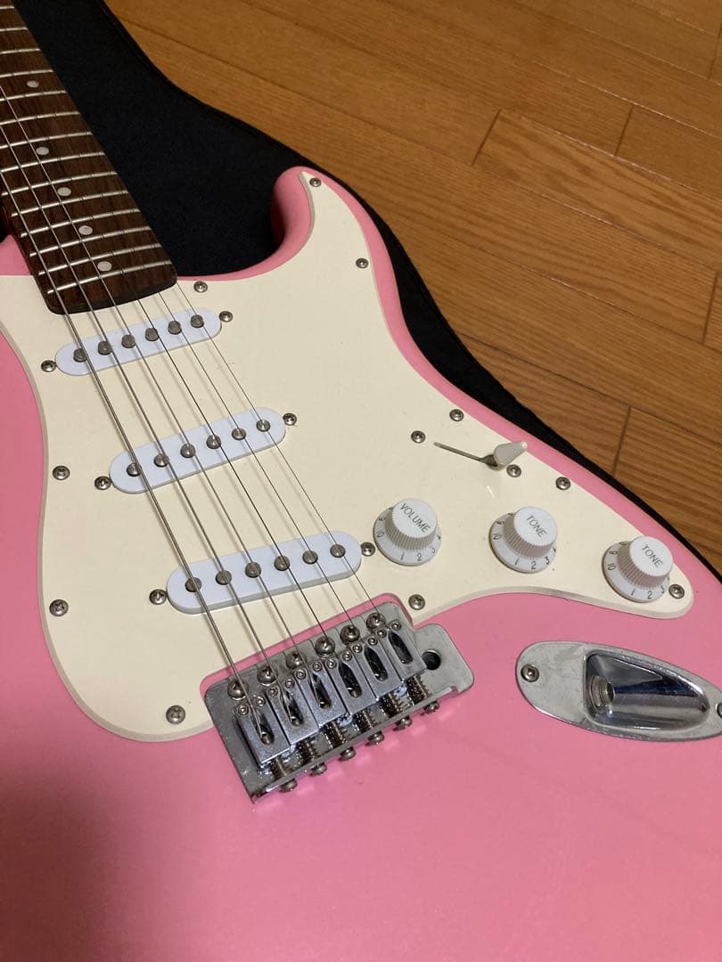 Squier Stratocaster ギター ピンク ホワイト バンド 初心者