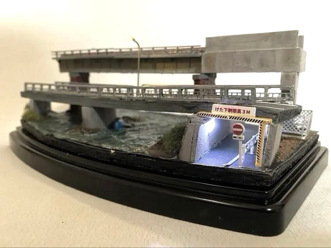Nゲージ　鉄道　ジオラマ　模型　ガーター橋と架道橋　展示台　LED照明付き