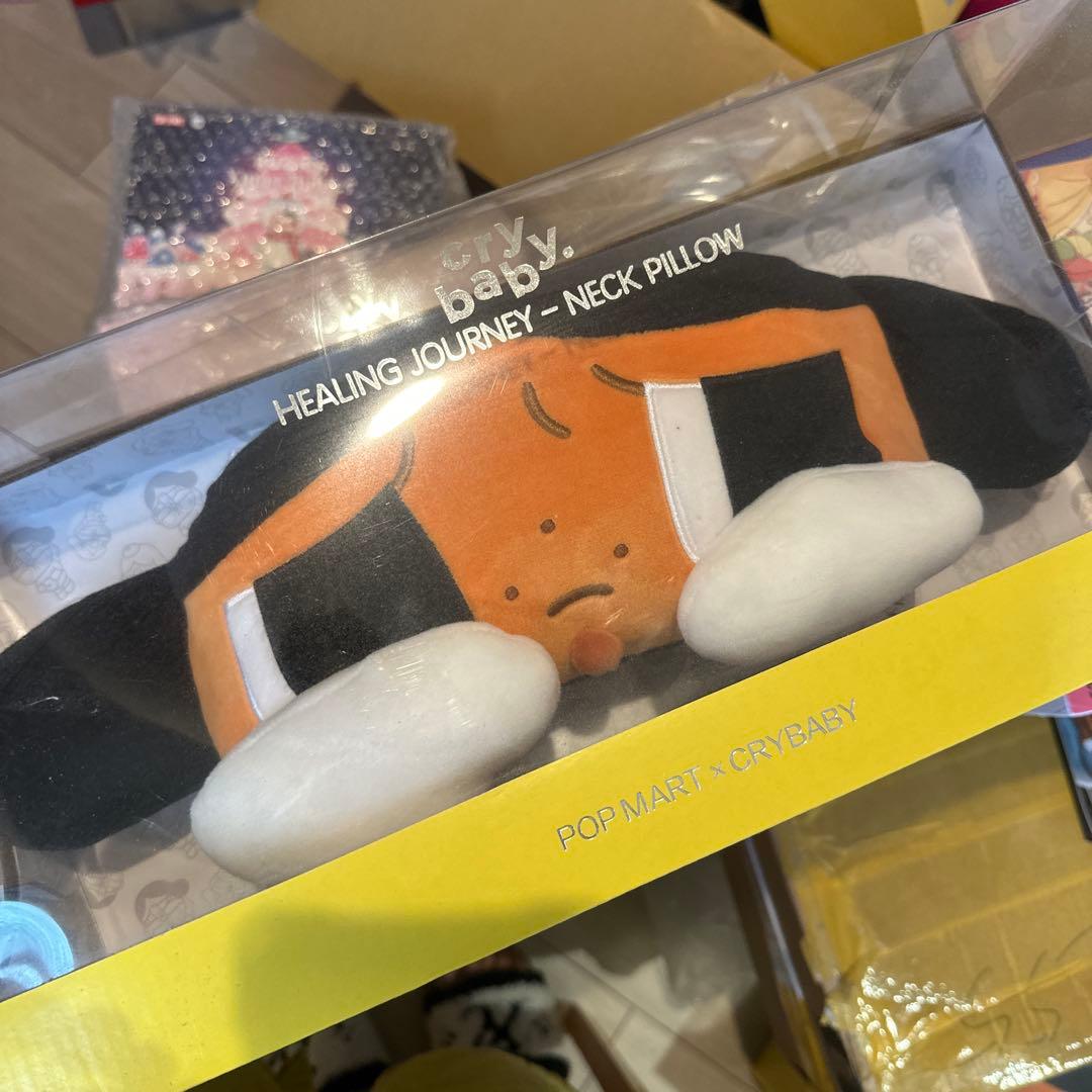 えっこ　POPMART CRYBABY NECK PILLOW ネック枕