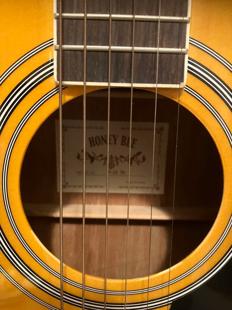 HONEY BEE アコースティックギター サンバーストと年代物ウクレレ